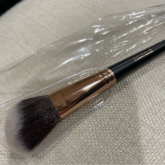 Shaina B. Miami Contour Cosmetics Brush - Picture 4 of 4